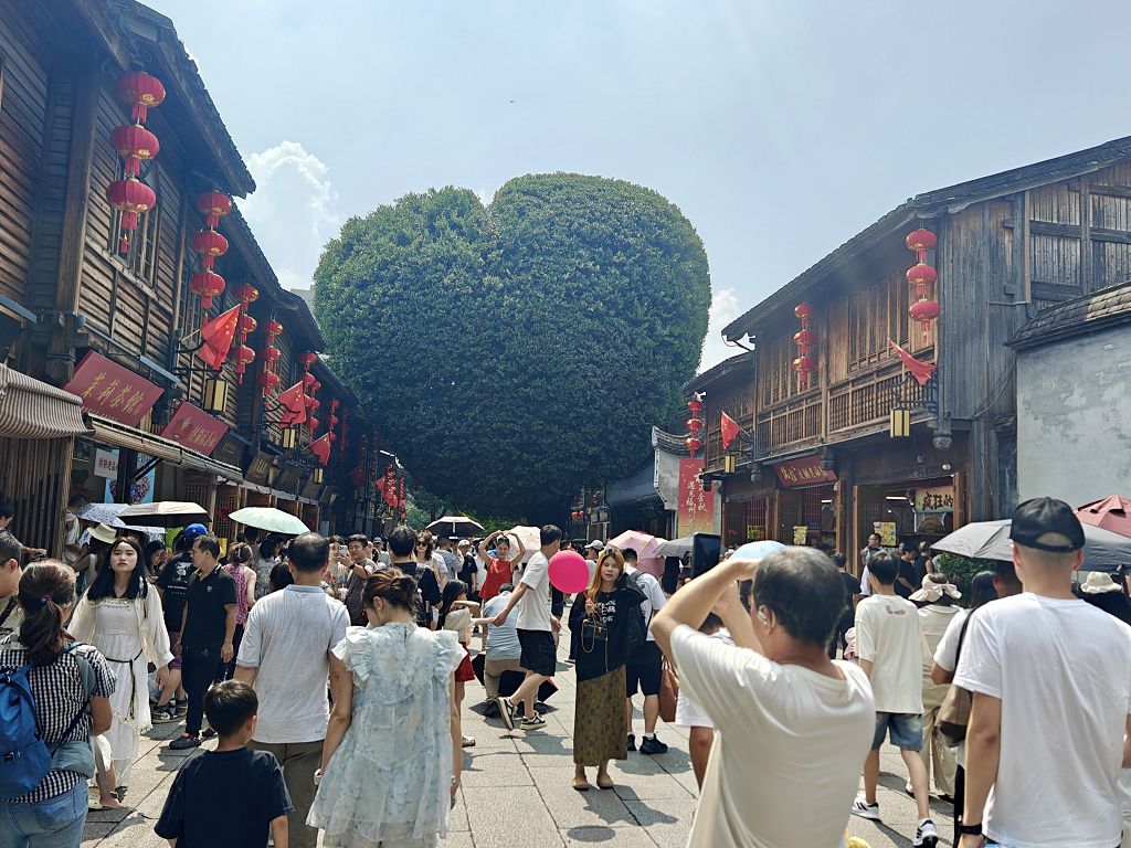 10月1日，福州市三坊七巷歷史文化街區迎來客流高峰，遊人如織。