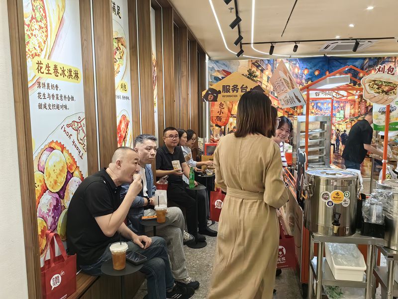 10月23日，「作伙來呷台灣味」台灣美食周在福州三坊七巷開幕，福州市民、遊客正在品嚐台灣特色小吃。 中新社