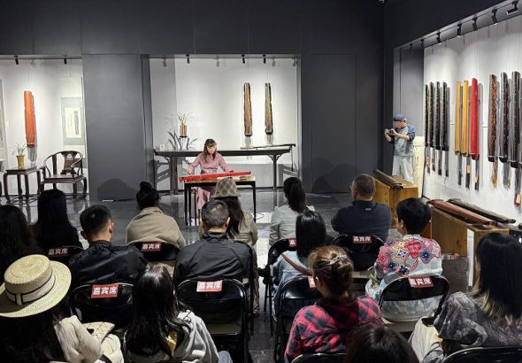 10月24日，在重慶開幕的德潤軒渝台師生斫琴展——渡海琴家孫毓芹傳承系列活動中，觀眾欣賞古琴演奏。