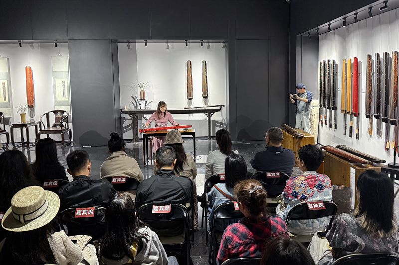 10月24日，在重慶開幕的德潤軒渝台師生斫琴展——渡海琴家孫毓芹傳承系列活動中，觀眾欣賞古琴演奏。