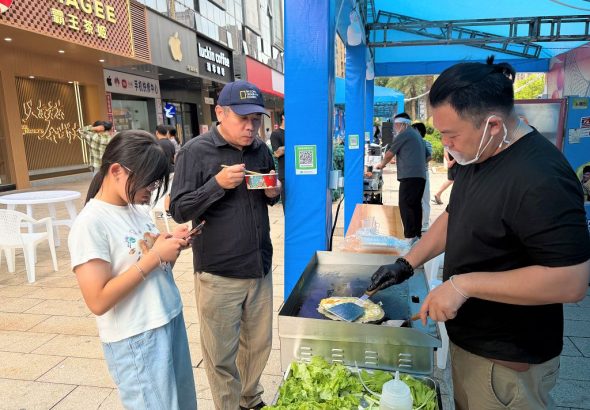 10月2日，位於福建省寧德市霞浦縣的太康路美食一條街上香味四溢，食客正在品嚐台灣特色小吃。