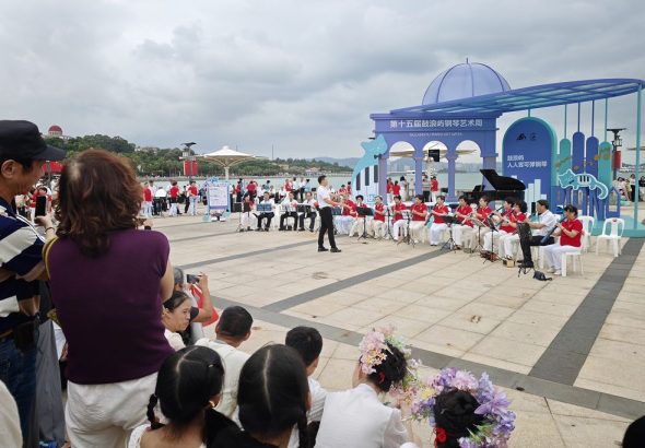 10月2日，第十五屆鼓浪嶼鋼琴藝術周正在舉行。圖為樂團在鼓浪嶼鋼琴碼頭演奏樂曲。
