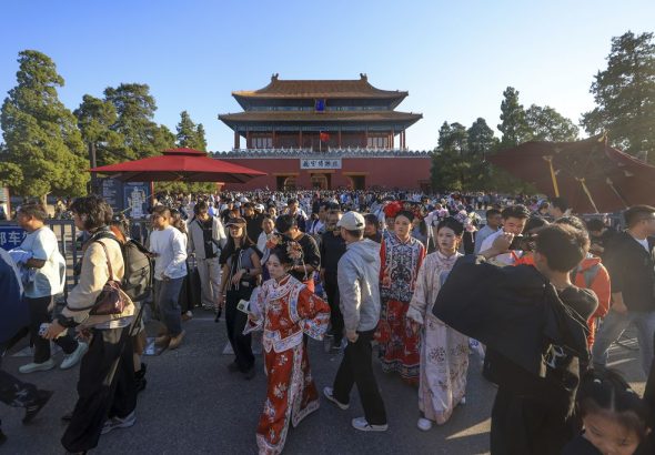 10月5日，遊客走出故宮神武門。國慶假期北京故宮旅遊持續火熱。 中新社