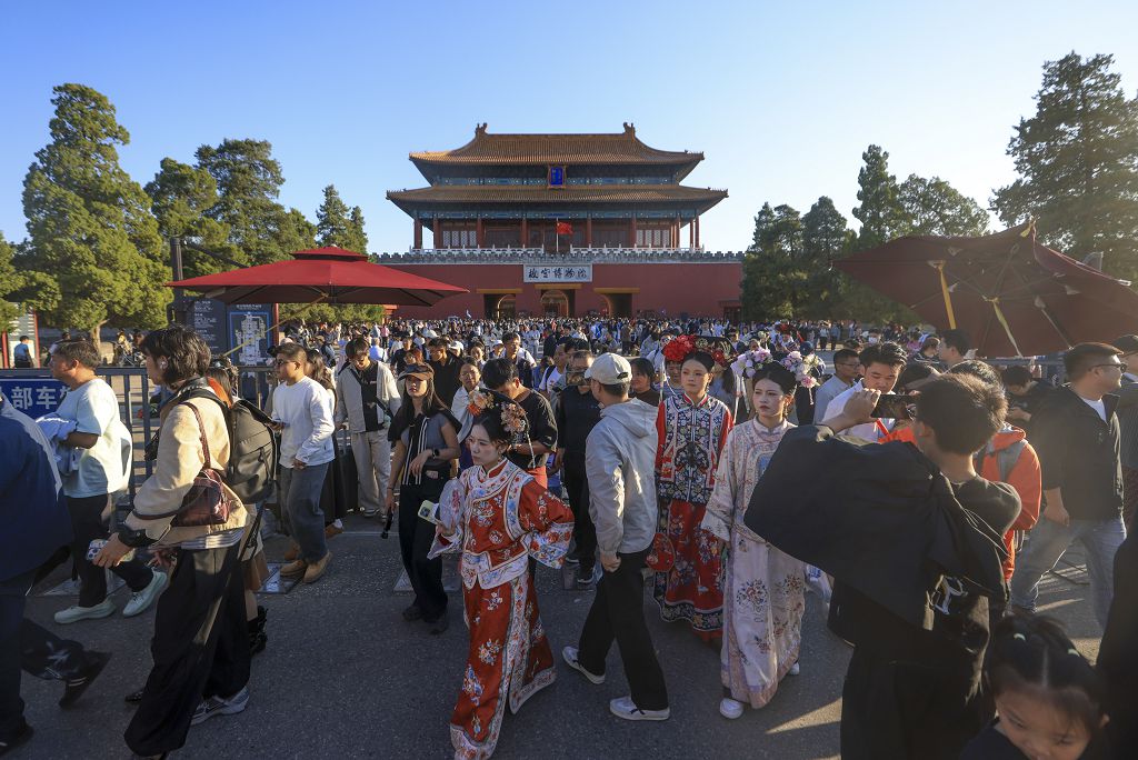 10月5日，遊客走出故宮神武門。國慶假期北京故宮旅遊持續火熱。 中新社