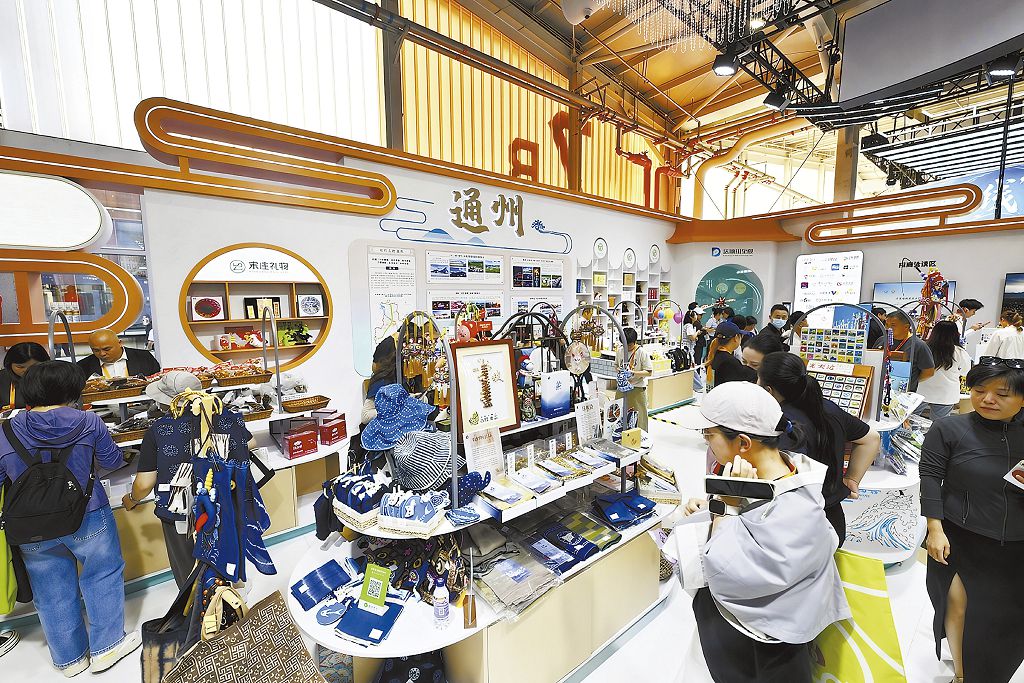 21a近20家本土文創企業攜500餘件特色展品，集中展現副中心文創產業豐碩成果與創新活力。 常鳴 攝