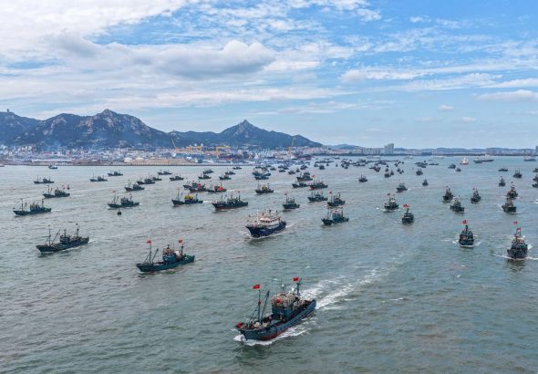 9月1日，山東省榮成市石島漁港，漁船拔錨起航、出海捕魚。當日，為期4個月的2026年黃渤海伏季休漁期結束，漁民迎來開海捕撈季。