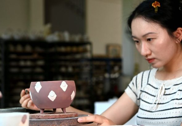 9月28日，在福建漳州窯素三彩燒製技藝傳習中心內，「90後」姑娘陳嫣潛心打磨手藝。 中新社