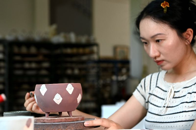 9月28日，在福建漳州窯素三彩燒製技藝傳習中心內，「90後」姑娘陳嫣潛心打磨手藝。 中新社