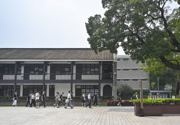 「攜手自媒體·築夢大灣區」台灣青年灣區行活動12日在穗啟動。圖為台灣青年在黃埔軍校舊址紀念館。中新社