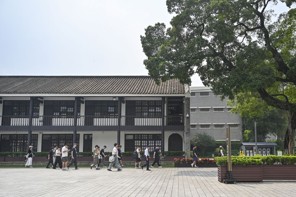 「攜手自媒體·築夢大灣區」台灣青年灣區行活動12日在穗啟動。圖為台灣青年在黃埔軍校舊址紀念館。中新社