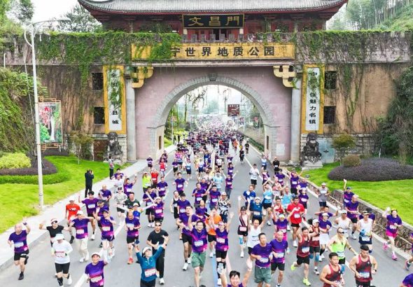參賽選手穿過文昌門。