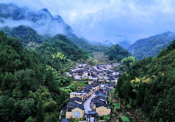 青山環抱中的常源村。