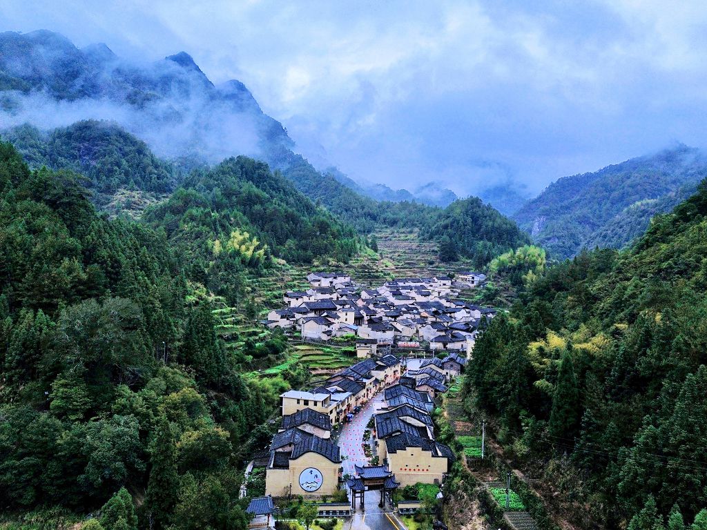 青山環抱中的常源村。